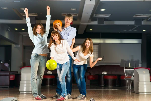 Gruppo di giovani amici che giocano a bowling — Foto Stock