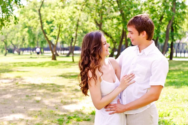 Casal no parque — Fotografia de Stock