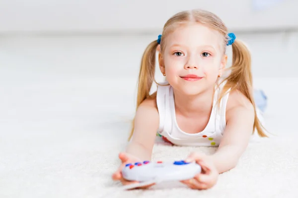 Flicka som leker på en spelkonsol — Stockfoto