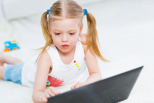 Menina bonita trabalhando em um laptop — Fotografia de Stock