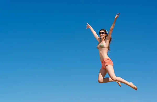 Młoda kobieta skacze — Zdjęcie stockowe