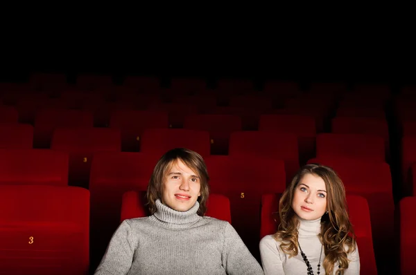 Jong paar in de bioscoop — Stockfoto