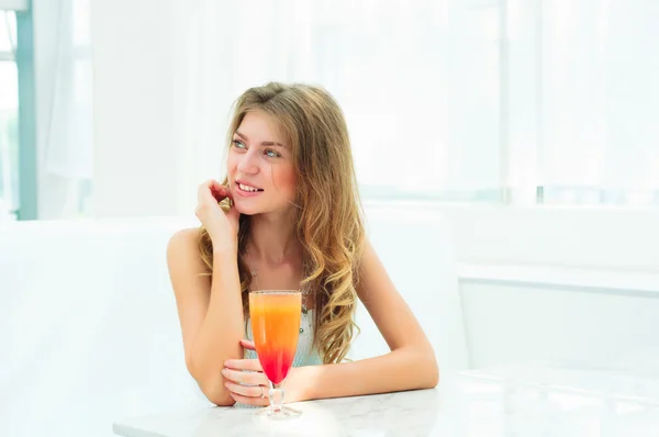 Retrato de uma mulher bonita em um café da cidade — Fotografia de Stock