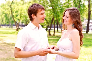 Parkta el ele tutuşan çift.