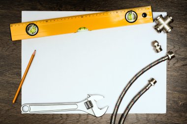 Beyaz bir kağıt üzerine sıhhi tesisat araçları