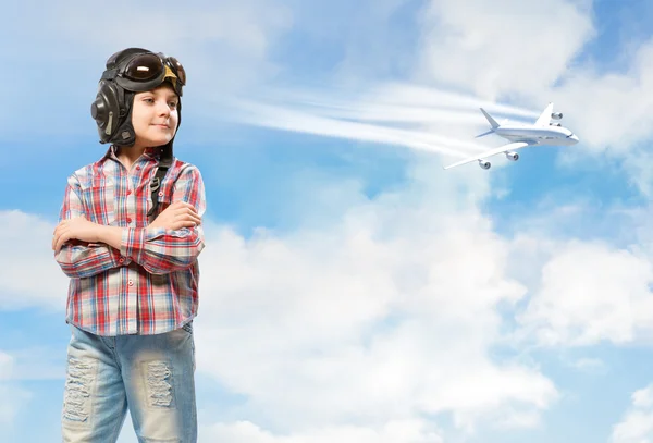 Niño en casco piloto soñando con convertirse en piloto —  Fotos de Stock