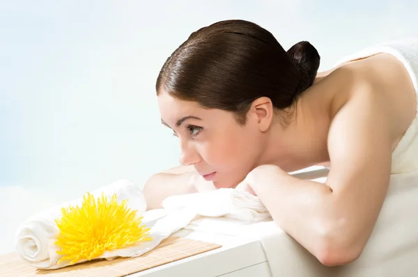 Beautiful spa woman lying on the couch — Stock Photo, Image