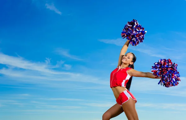 Jonge cheerleader in rood kostuum met pampon — Stockfoto