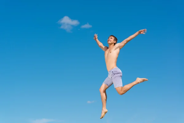 Jeune homme sautant — Photo