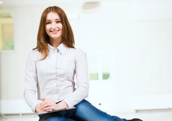 Portrait of an attractive woman — Stock Photo, Image