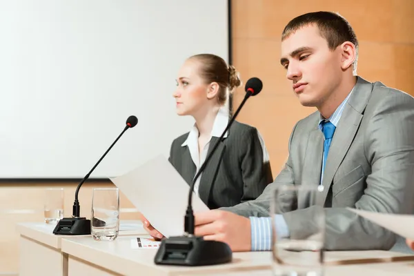 Businessmen communicate at the conference — Stock Photo, Image