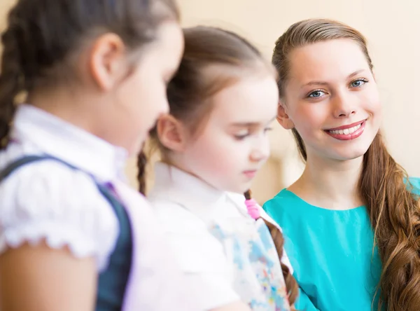 I bambini disegnano con l'insegnante — Foto Stock