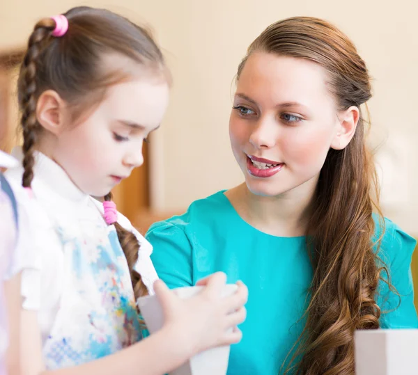 Leraar praat met een schoolmeisje — Stockfoto