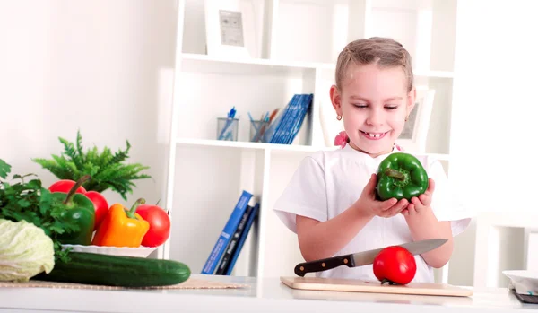 Meisje koken groenten — Stockfoto