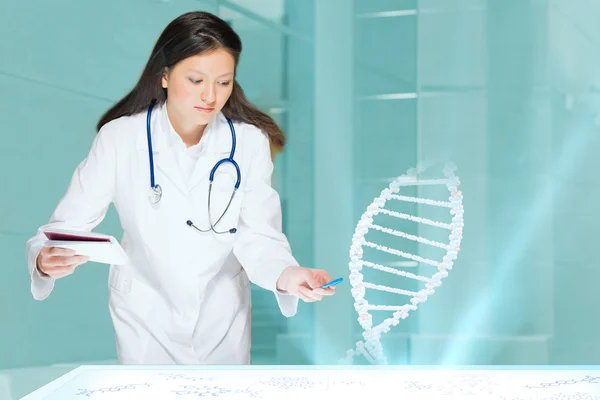 Young woman doing research — Stock Photo, Image