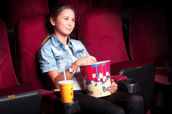 Frau im Kino — Stockfoto