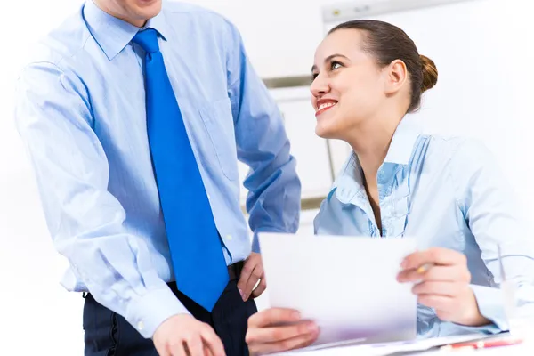 De verslagen van collega's bespreken — Stockfoto