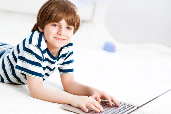 Niño con un ordenador portátil — Foto de Stock
