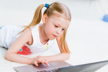 bir dizüstü bilgisayarda çalışan güzel bir kız