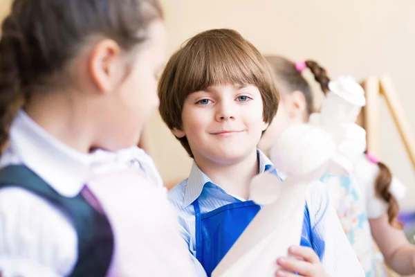 Chico dibuja en clase con otros niños — Foto de Stock