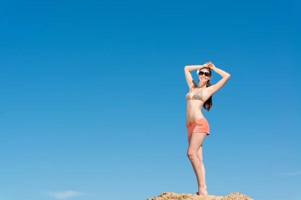 Mulher bonita abriu os braços — Fotografia de Stock