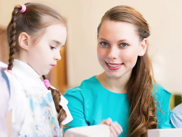 Teacher talks to a schoolgirl — Stock Photo, Image