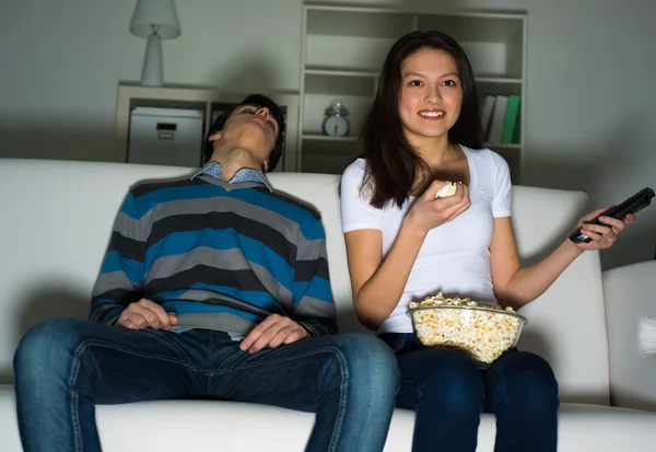 Vrouw die thuis televisie kijkt — Stockfoto