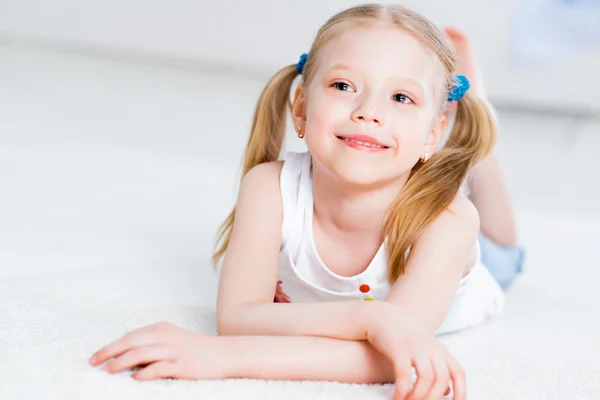 Close-up portret van een schattig meisje — Stockfoto