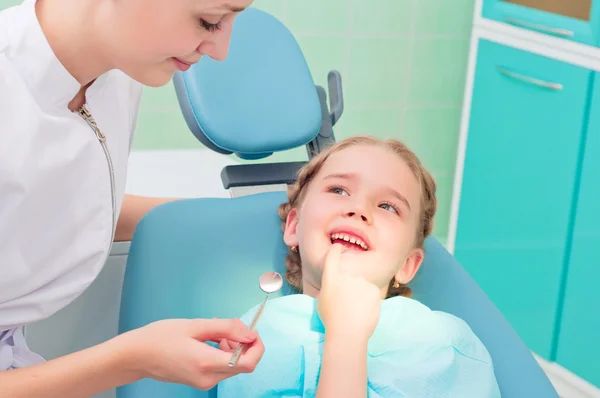 Criança mostra o dentista dente — Fotografia de Stock
