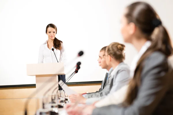 Zakenlieden communiceren op de conferentie — Stockfoto