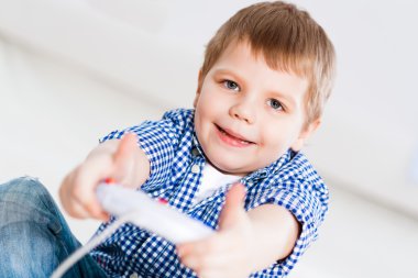 bir oyun konsolu üzerinde oynama çocuk