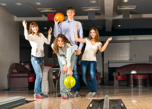Group of young friends playing bowling — Stock Photo, Image