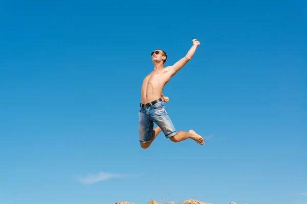 Young man jumping — Stock Photo, Image