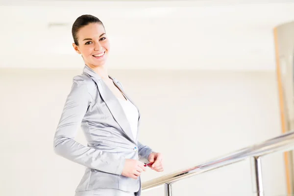 Geschäftsfrau steht in der Lobby des Büros — Stockfoto