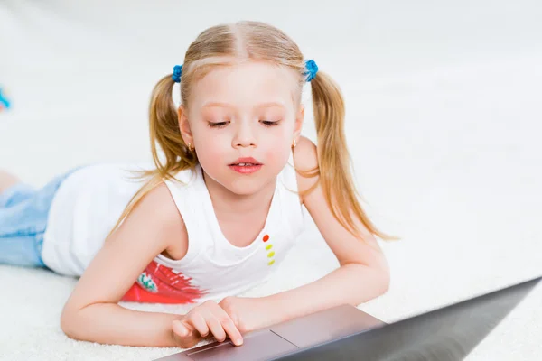 Hübsches Mädchen arbeitet an einem Laptop — Stockfoto