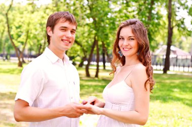 Parkta el ele tutuşan çift.