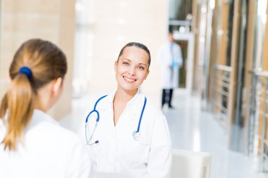 iki doktor lobide konuşuyor