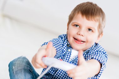 bir oyun konsolu üzerinde oynama çocuk