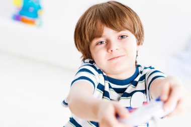 bir oyun konsolu üzerinde oynama çocuk