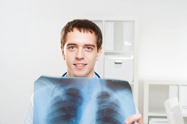 Doctor looking the x-ray — Stock Photo, Image
