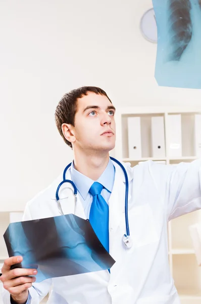 Doctor mirando la radiografía — Foto de Stock