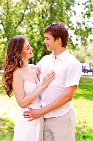 Couple in the park — Stock Photo, Image