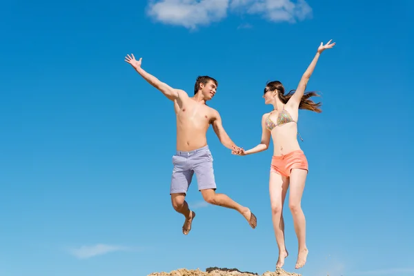 Casal pulando juntos — Fotografia de Stock
