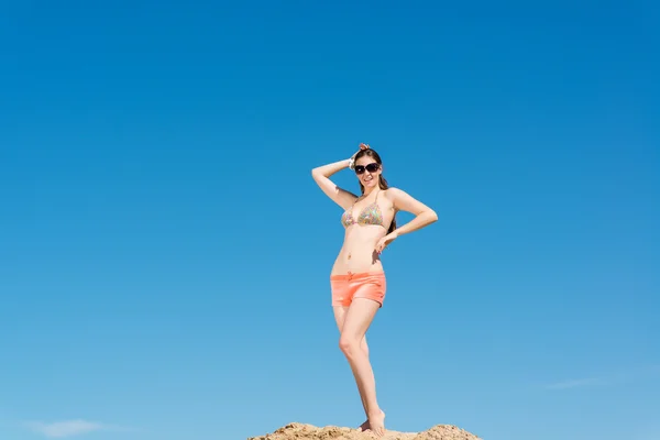 Mulher bonita abriu os braços — Fotografia de Stock