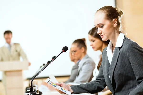 Zakenlieden communiceren op de conferentie — Stockfoto