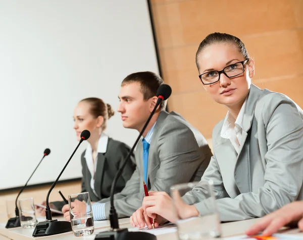 Empresarios se comunican en la conferencia —  Fotos de Stock