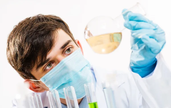 Retrato de um cientista que trabalha no laboratório — Fotografia de Stock