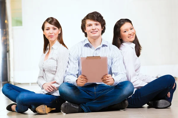 Retrato de un grupo de jóvenes — Foto de Stock