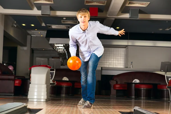 Jeune homme jouant au bowling — Photo