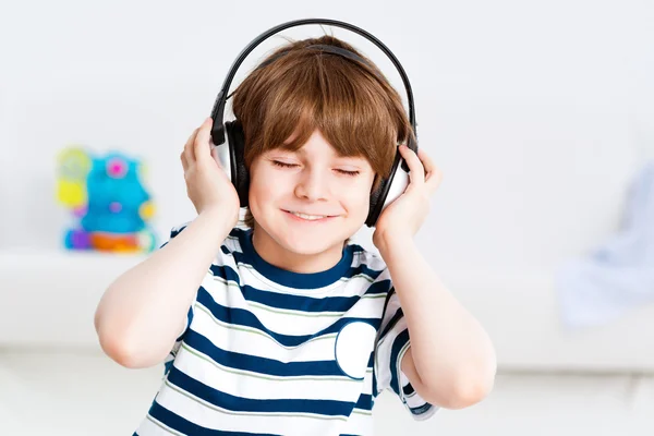 Chłopiec słuchający muzyki — Zdjęcie stockowe